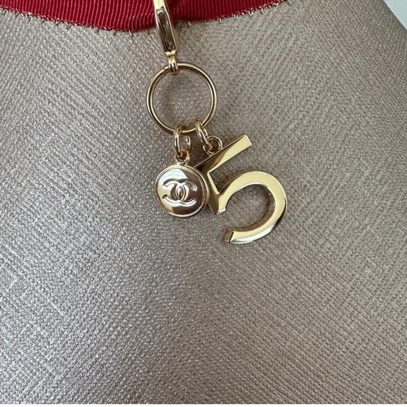 Charm from perfume gift - Picture 4 of 5